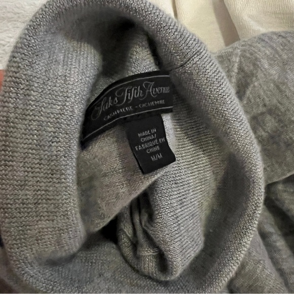 Saks Fifth Ave 100% Cashmere Sweater Lightweight Turtleneck Quiet Luxury Sz M - Picture 7 of 8